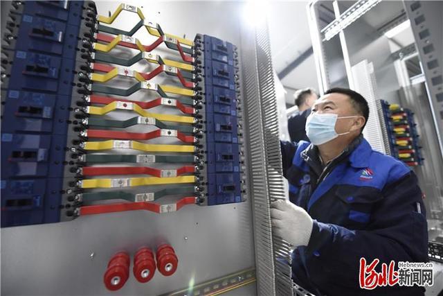 在文安县智能装备产业园瑞鸿电控设备(文安)有限公司生产车间,工作